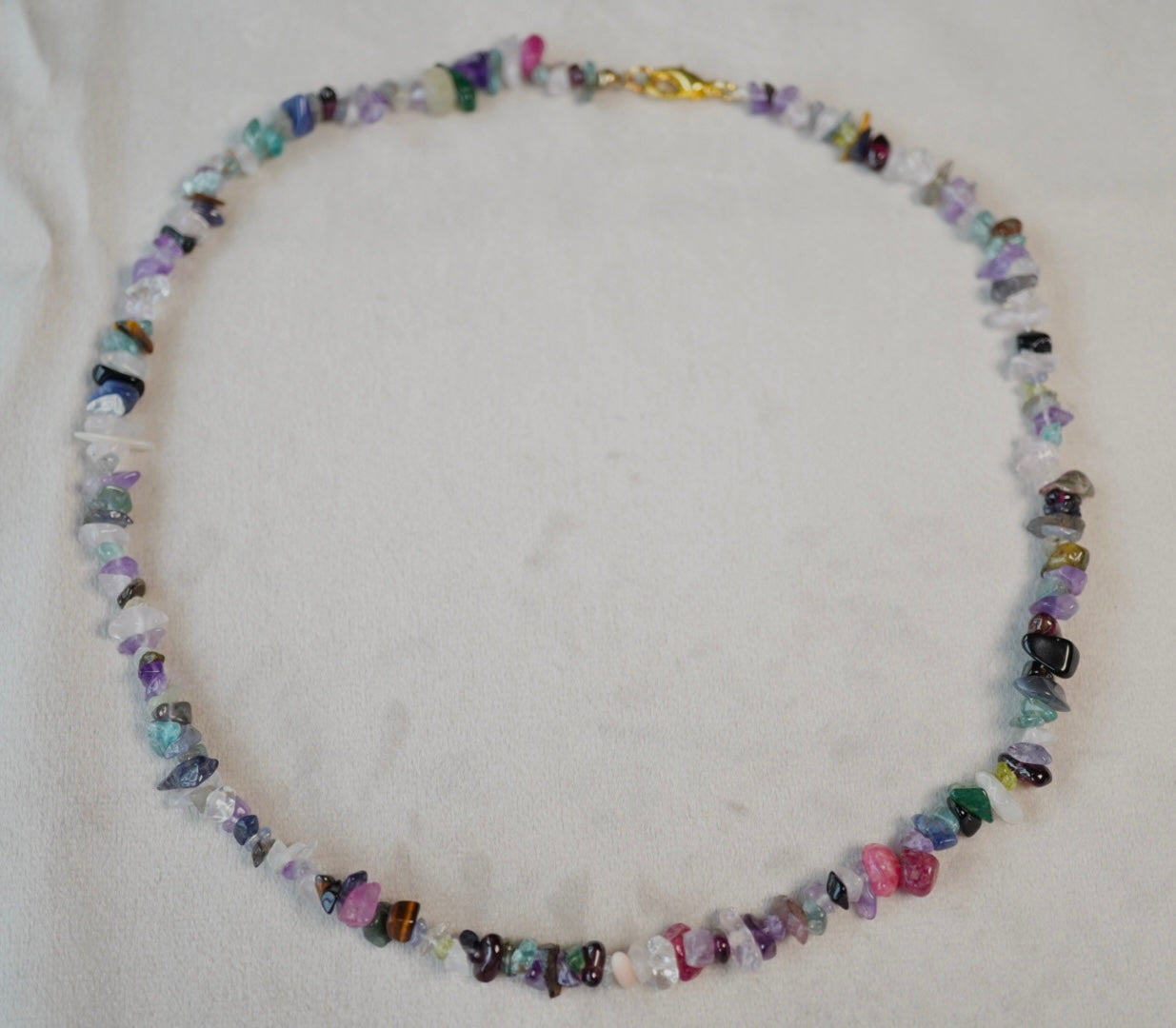 Kette aus winzigen Edelsteinen für Optimalen Schutz!